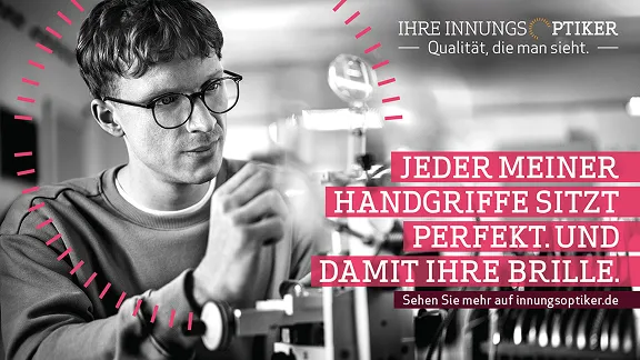 Ein Mann mit kurzen, dunklen Haaren und Brille justiert akribisch eine Brille mit seinen Händen. Er konzentriert sich auf seine Arbeit, die aus der Nähe gezeigt wird, um die Präzision der Aufgabe hervorzuheben. Der Text lautet: „JEDER MEINER HANDGRIFFE SITZT PERFEKT. UND DAMIT IHRE BRILLE“